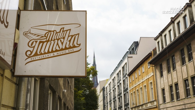 Kiedyś w tym miejscu była galeria sztuki, potem połączono ją z restauracją. Lokal na Mariackiej, prawie dekadę temu, przejął Pan Piotr z żoną. Inspirowany kuchnią polską z różnych regionów może ugościć nawet małe wesele.