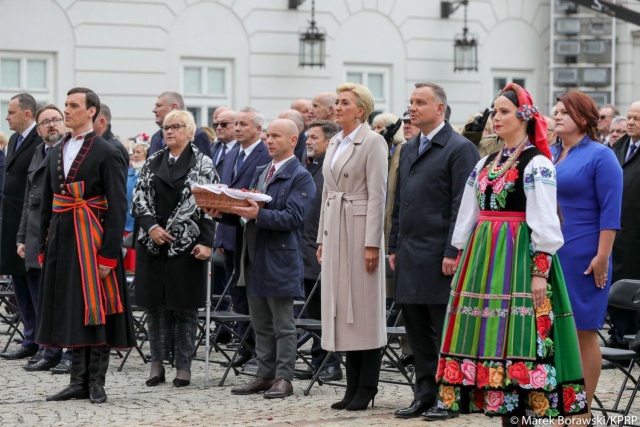 Prezydent Andrzej Duda podczas Ceremoniału Dożynkowego na dziedzińcu Pałacu Prezydenckiego zapewnił, że będzie dbał o sprawy polskiego rolnictwa.