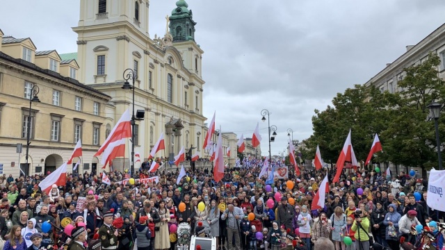 Tato - bądź, prowadź, chroń - pod takim hasłem odbył się w Warszawie Narodowy Marsz dla Życia i Rodziny.