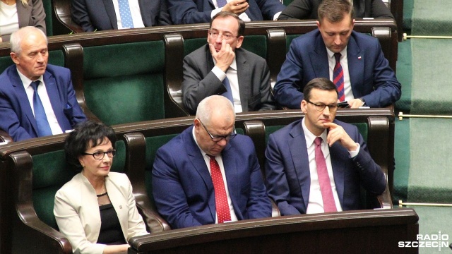Premier Mateusz Morawiecki poinformował, że w związku ze znalezieniem w rejonie przygranicznym z Białorusią zwłok trzech osób, które próbowały nielegalnie przekroczyć granicę, rozmawiał z Komendantem Głównym Straży Granicznej generałem Tomaszem Pragą oraz ministrem spraw wewnętrznych i administracji Mariuszem Kamińskim.