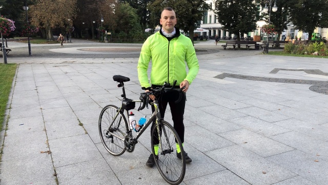 Przejedzie 1000 kilometrów rowerem bez snu - to dla córki kolegi chorej na nowotwór.