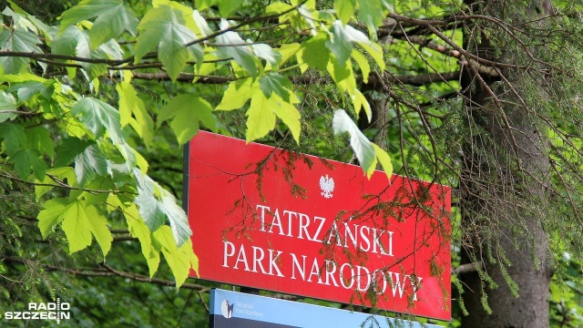 Policja i straż Tatrzańskiego Parku Narodowego poszukują sprawców aktu wandalizmu na szczycie Świnicy.