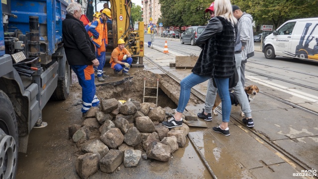 Pracownicy szczecińskich wodociągów walczą z awarią na Pomorzanach. Usterkę wykryto w czwartek przed godziną 14. Pod torowiskiem tramwajowym pękł rurociąg. To poważny problem - relacjonują pracownicy ZWiK. Na szczęście mieszkańcy nie stracili dostępu do wody.