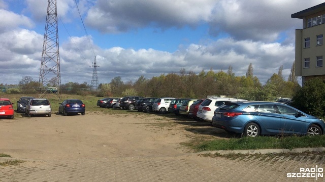 Parking przy przystanku Jaśminowa - ZUS na prawobrzeżu Szczecina będzie dwukrotnie większy. Od wielu miesięcy jest to bardzo popularne miejsce postojowe dla kierowców, którzy by ominąć codzienne korki na ul. Gdańskiej przesiadają się tam do tramwaju.