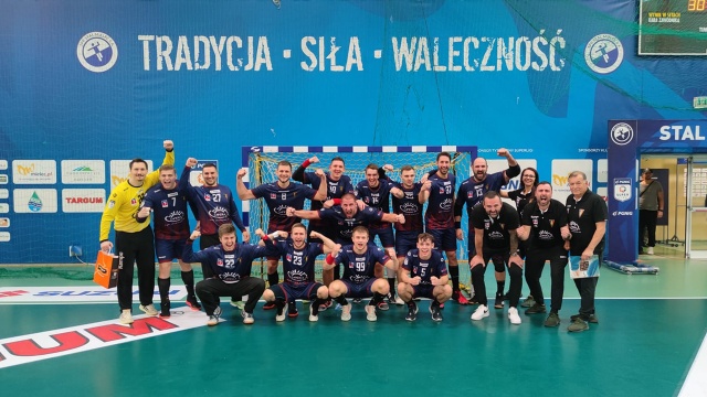 Piłkarze ręczni Sandry SPA Pogoni odnieśli pierwsze zwycięstwo w tym sezonie rozgrywek o mistrzostwo Polski.
