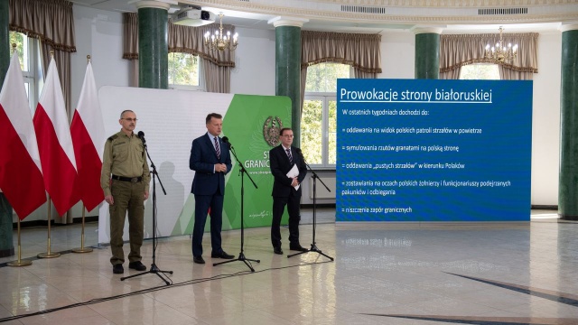 Minister obrony narodowej Mariusz Błaszczak przekonuje, że część migrantów próbujących przedostać się przez polsko-białoruską granicę może stanowić zagrożenie dla obywateli Polski i Unii Europejskiej.