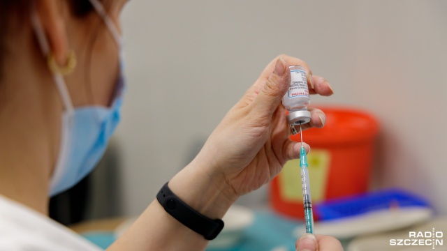 Koncern farmaceutyczny Sanofi zrezygnował z prac nad szczepionką przeciwko Covid-19 opartą na technologii RNA. Do tej pory zapewniano, że szczepionka Sanofi wejdzie do użytku przed końcem roku. Francuska firma uznała jednak, że preparat trafiłby na rynek zbyt późno.