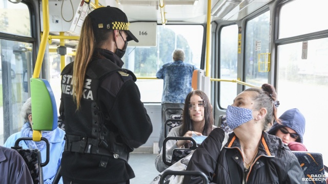 Szczecińscy strażnicy miejscy znów prowadzą wyrywkowe kontrole w miejscach objętych nakazem zasłaniania ust i nosa. Powód Nastąpiło maseczkowe rozluźnienie - jak mówią szczecińscy strażnicy.