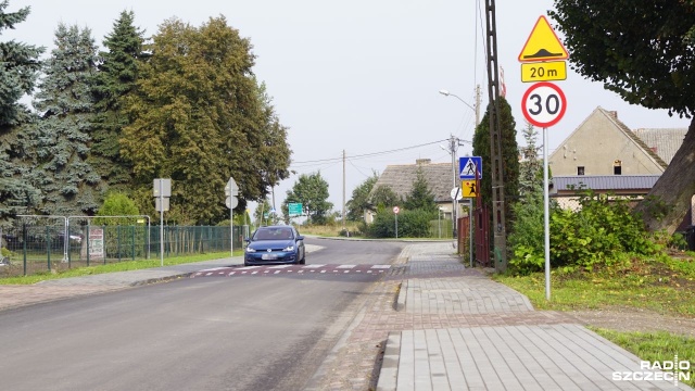 Mamy nową drogę w naszym regionie. Chodzi o ponad kilometrowy przejazd przez miejscowość Stara Dąbrowa. Przebudowany fragment jest częścią połączenia z chociwelką.