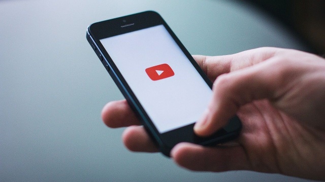 Serwis YouTube będzie usuwał ze swojego portalu wszystkie filmy, które rozpowszechniają nieprawdę i niesprawdzone naukowo doniesienia o szczepieniach przeciwko COVID-19. W tej sprawie firma zamieściła na swoim blogu specjalne oświadczenie.