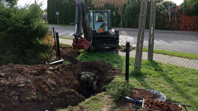 Ponad 4 tysiące sztuk amunicji zabezpieczyli saperzy na działce w Stobnie po Szczecinem. Od rana trwała tam akcja usuwania niebezpiecznych przedmiotów. Wcześniej służby informowały o tym, że na działce może znajdować się bomba.