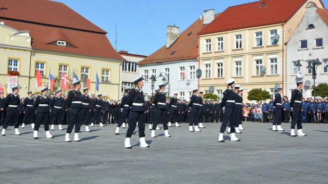Na rynku miejskim w Darłowie odbyło się ślubowanie klas Pierwszych Zespołu Szkół Morskich. W szeregi szkoły przyjętych zostało prawie 190 nowych morsaków.