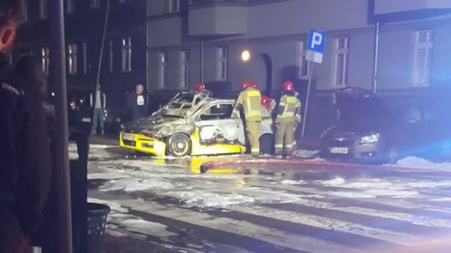Dwa samochody paliły się u zbiegu ulic Pocztowej i Chodkiewicza w Szczecinie.