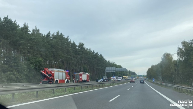 Między węzłami Kijewo i Dąbie w kierunku Kołbaskowa doszło do kolizji kilku aut - jedno z nich dachowało.