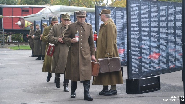 20 banerów z nazwiskami ponad 15 tysięcy osób zamordowanych i pochowanych w Katyniu, Miednoje i Charkowie stanęło na ekspozycji plenerowej kołobrzeskiego Muzeum Oręża Polskiego. To efekt współpracy z Stowarzyszeniem Katyń ze Szczecina.