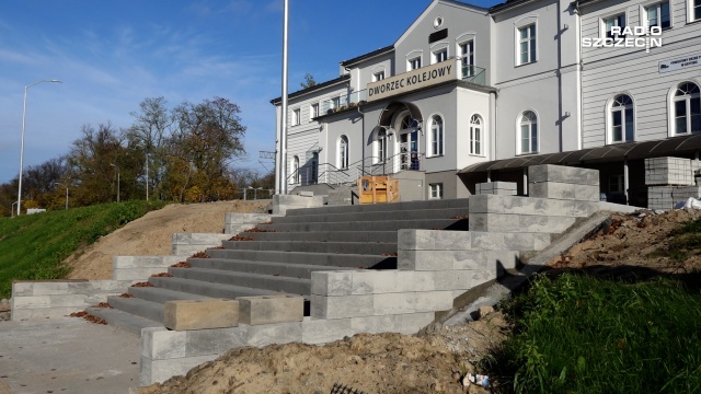 W poniedziałek rozpoczyna się kolejny etap budowy gryfińskiego Zintegrowanego Centrum Przesiadkowego. Obejmie on między innymi przebudowę ulicy Kolejowej na odcinku od skrzyżowania z ulicą Wojska Polskiego do skrzyżowania z ulicą 9 Maja.