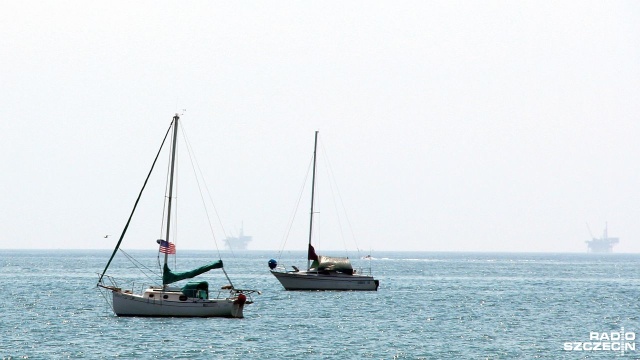Ponad pół miliona litrów ropy naftowej wyciekło do oceanu u wybrzeża amerykańskiego stanu Kalifornia. Źródłem wycieku jest prawdopodobnie podwodny rurociąg.
