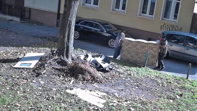 Fotopułapki w Kołobrzegu pomagają w walce z zaśmiecaniem ulic. Przekonało się o tym dwóch mężczyzn, których jedna z kamer przyłapała podczas wyrzucania mebli w centrum miasta.
