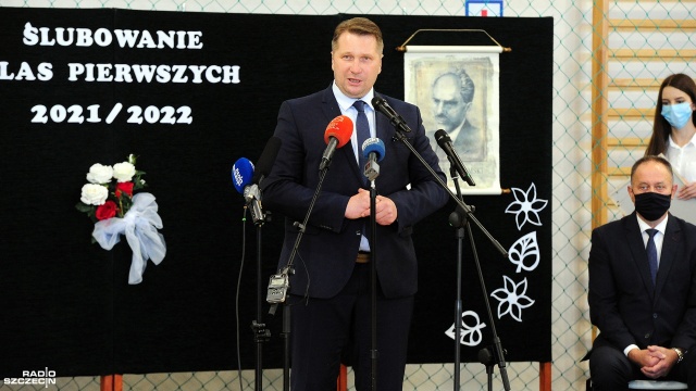 Minister edukacji i nauki Przemysław Czarnek odwiedził szkołę w Świdwinie, gdzie wziął udział w uroczystym ślubowaniu uczniów klasy I Szkoły Rolniczej.