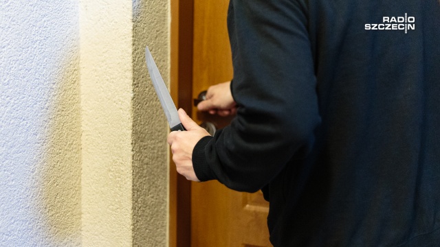 Do tragedii doszło we wtorek przed południem w jednym z tarnowskim bloków przy ulicy Krakowskiej. Policjantów zaalarmowali sąsiedzi, którzy byli zaniepokojeni trwającą awanturą domową.