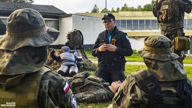 Gaszą ogień, organizują wspólne patrole i nocne warty. Uczniowie klas mundurowych z powiatu polickiego biorą udział w obozie wojskowym w Gminnym Centrum Edukacji i Rekreacji w Trzebieży.