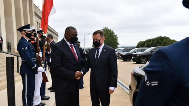 Przebywający z trzydniową wizytą w USA minister obrony narodowej, Mariusz Błaszczak na początku swojego pobytu spotkał się ze swoim odpowiednikiem, szefem Pentagonu, Lloydem Austinem.