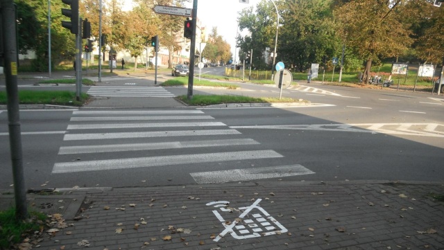 Symbole, które mają przypominać o oderwaniu wzroku od smartfona, pojawiły się w Stargardzie. To wymalowane na chodnikach rysunki przekreślonych telefonów komórkowych.
