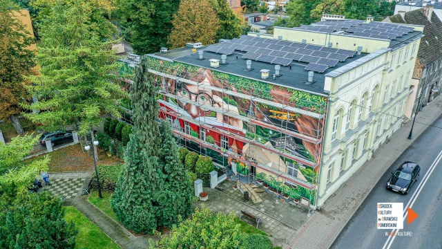 Mural zachęcający do czytania podziwiać można w Drawsku Pomorskim. Antysmogowy malunek pojawił się na ścianie tamtejszej biblioteki.
