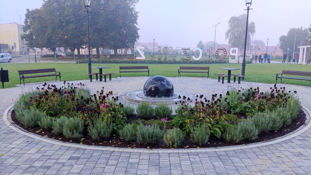 Jest fontanna, dużo zieleni i duży napis z nazwą miejscowości: w Połczynie-Zdroju zmodernizowano Plac 1000-lecia.