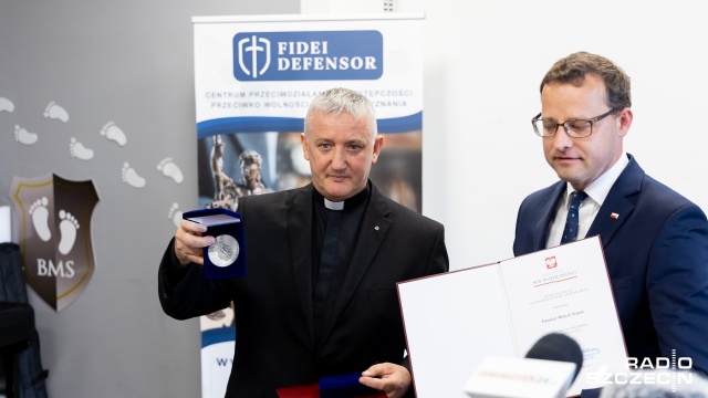 Zbierają najpotrzebniejsze rzeczy dla samotnych matek, niekiedy zapewniają im dach nad głową. Zbierają też ubrania i środki pielęgnacji dla dzieci, których mamy są w potrzebie. Przekonują także kobiety, aby nie dokonywały aborcji. Działacze Fundacji Małych Stópek ze Szczecina i jej założyciel, ksiądz Tomasz Kancelarczyk otrzymali nagrodę Zasłużony dla Wymiaru Sprawiedliwości.