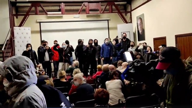 Rosyjska policja nie zatrzymała chuliganów, którzy w czwartek wieczorem wtargnęli do moskiewskiej siedziby stowarzyszenia Memoriał - podało radio Echo Moskwy.
