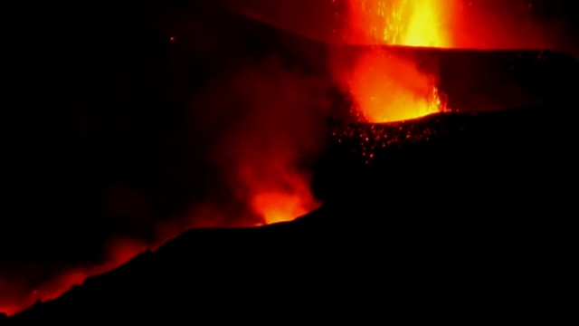 Nic nie wskazuje na rychłe zakończenie erupcji wulkanu Cumbre Vieja, która od blisko miesiąca niszczy kanaryjską wyspę La Palma. Tylko w niedzielę doszło na niej do 42 wstrząsów sejsmicznych, z których najsilniejszy miał magnitudę 4,3.