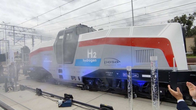 Minister infrastruktury Andrzej Adamczyk podkreśla, że opracowanie innowacyjnej polskiej lokomotywy o napędzie wodorowym to sukces rodzimej myśli technicznej i potwierdzenie jej wysokiego poziomu.