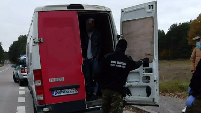 Straż Graniczna zatrzymała obywatela Ukrainy, który przewoził 27 nielegalnych imigrantów - poinformowano na Twitterze SG.