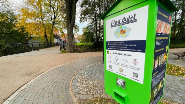 Ptasi bufet to urządzenie, które wydaje jedzenie dla zamieszkujących tu ptaków. W specjalnej maszynie spacerowicze znajdą jedynie taki pokarm, który nie zaszkodzi żadnym gatunkom.