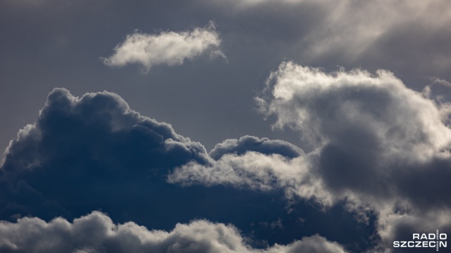 Instytut Meteorologii i Gospodarki Wodnej przestrzega przed silnymi podmuchami wiatru na północy, w centrum i zachodzie kraju. W tym celu wystosowano ostrzeżenia 1. i 2. stopnia obowiązujące do godzin wieczornych.