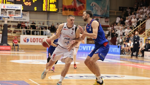 Koszykarze PGE Spójni przerwali serię wyjazdowych zwycięstw HydroTrucka Radom w Energa Basket Lidze.