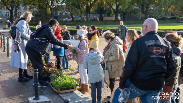 Stare telewizory, roboty kuchenne czy narzędzia można wymienić na sadzonki kwiatów. Na Jasnych Błoniach odbywa się kolejna edycja akcji Kwiat za grat.