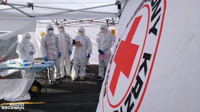 Na boisku przy Świnoujskiej Uznam Arenie stanął szpital polowy dla 50 pacjentów. W sobotę trafiły tam pierwsze osoby, które uległy obrażeniom w pożarze Domu Pomocy Społecznej po niemieckiej stronie wyspy Uznam.