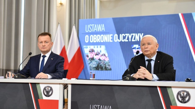 Ustawa o obronie ojczyzny jest potrzebna - mówi wicepremier, przewodniczący Komitetu Rady Ministrów do spraw Bezpieczeństwa Narodowego i Spraw Obronnych Jarosław Kaczyński. Na konferencji przedstawił dwie przesłanki, które o tym świadczą.
