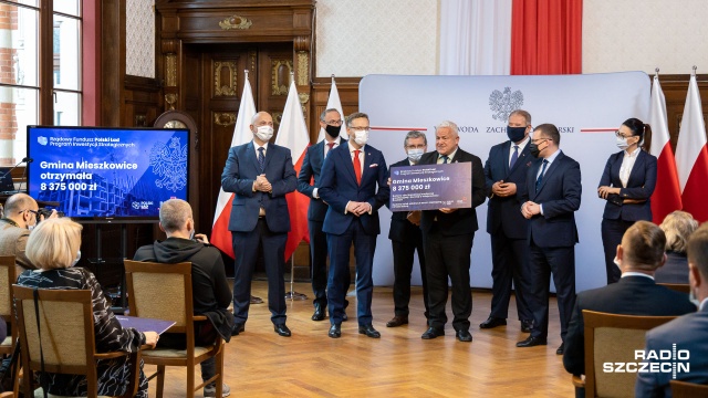 Pierwsi zachodniopomorscy samorządowcy odebrali czeki na inwestycje dofinansowane w ramach Polskiego Ładu.