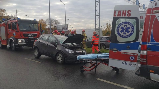 Na skrzyżowaniu Wszystkich Świętych i Chopina zderzył się autobus komunikacji miejskiej i osobówka. Jedna osoba jest lekko poszkodowana, to pasażer autobusu.