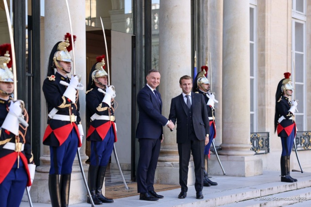W Paryżu rozpoczęło się spotkanie prezydenta Andrzeja Dudy z prezydentem Francji Emmanuelem Macronem.