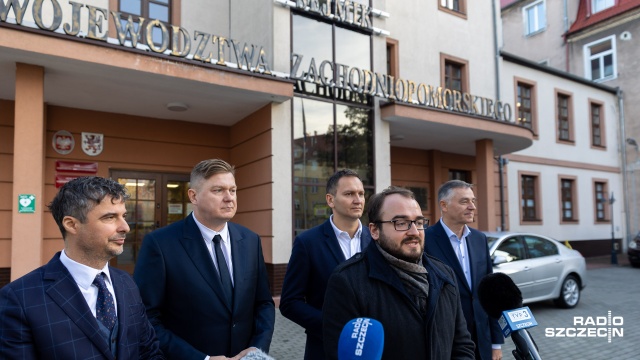 Powołali nowy klub radnych w zachodniopomorskim sejmiku, chcą miejsca w zarządzie województwa i - potencjalnie - ich głosy mogą być języczkiem u wagi, aby odwrócić polityczny układ w lokalnym parlamencie.