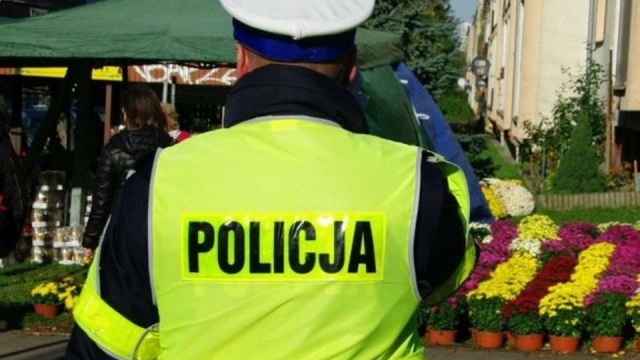 Patrole konne na terenie cmentarzy, zwiększona liczba nieumundurowanych policjantów polujących na kieszonkowców czy też zmasowane kontrole na drogach - tak w tym roku przebiegać będzie akcja Znicz.