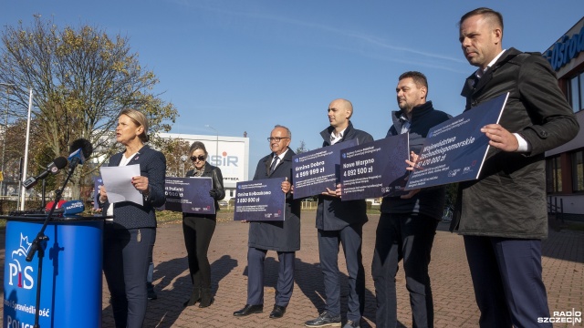 Nie patrzymy na kolor polityczny samorządów. Pieniądze trafiają tam, gdzie są potrzebne - mówili w piątek politycy Prawa i Sprawiedliwości w Policach.