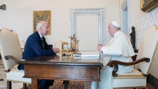 Prezydent USA przybył do Rzymu na rozpoczynający się w sobotę szczyt G20, najpotężniejszych gospodarczo krajów świata. Biuro Prasowe Watykanu wydało komunikat, wymieniający wachlarz poruszonych tematów.