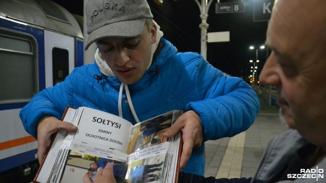 Chociaż cierpi na rzadką chorobę, nie przeszkadza mu to w realizacji marzeń. Te są dosyć nietypowe: 20-letni Szymon Wasielak jeździ po całej Polsce i spotyka się z politykami oraz samorządowcami. W ostatnich dniach odwiedził nasz region.