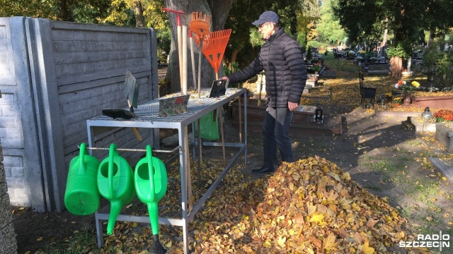 Na świnoujskim cmentarzu trwa wielkie sprzątanie grobów. Miejsce pielęgnują nie tylko mieszkańcy, ale także pracownicy cmentarza. Na miejscu pojawiły się pewne udogodnienia.