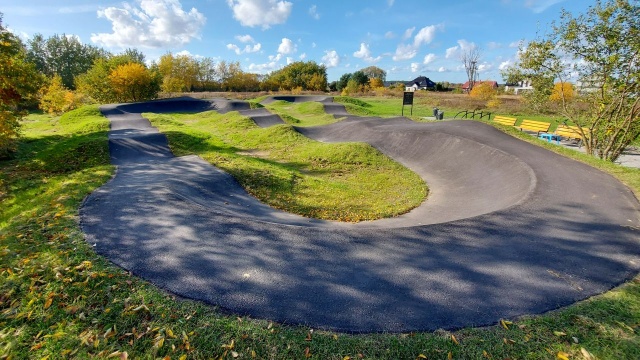 Gratka dla miłośników dwóch kółek i nie tylko. Przy ulicy Irydowej w Wielgowie otwarto pumptrack.